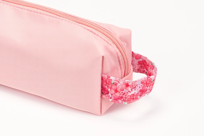 Piórnik kosmetyczka etui saszetka brzoskwiniowy kwiatki flowers OXFORD