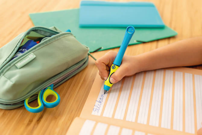 Pióro kulkowe Griffix 3 dla dzieci Praworęcznych czarne Neon Black PELIKAN