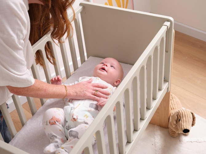 Łóżeczko drewniane dostawne 4w1 dostawka sofa biurko HATO GEUTHER