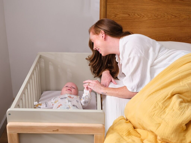 Łóżeczko drewniane dostawne 4w1 dostawka sofa biurko HATO GEUTHER